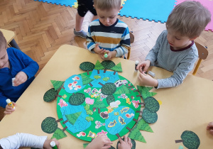 dzieci tworzą pracę plastyczną „Nasza planeta Ziemia”